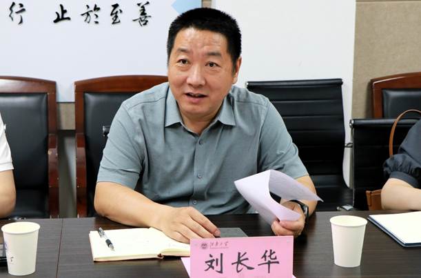 人拿着杯子 AI 生成的内容可能不正确。