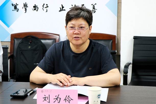 桌子前坐着穿蓝色衣服的男子 AI 生成的内容可能不正确。