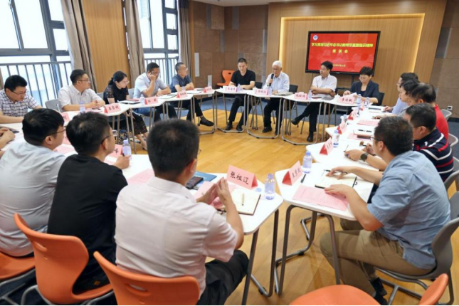 顾明远先生与教师代表亲切交谈 顾明远先生与教师代表亲切交谈