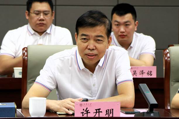 图片包含 笔记本, 室内, 电脑, 桌子 AI 生成的内容可能不正确。