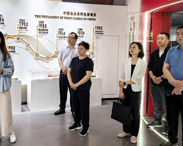 一群人站在墙边 AI 生成的内容可能不正确。