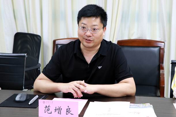 桌子前的人 AI 生成的内容可能不正确。