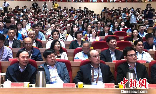 图为近千名乳品领域专家学者聚扬州，“把脉”奶粉安全和优质。　崔佳明 摄