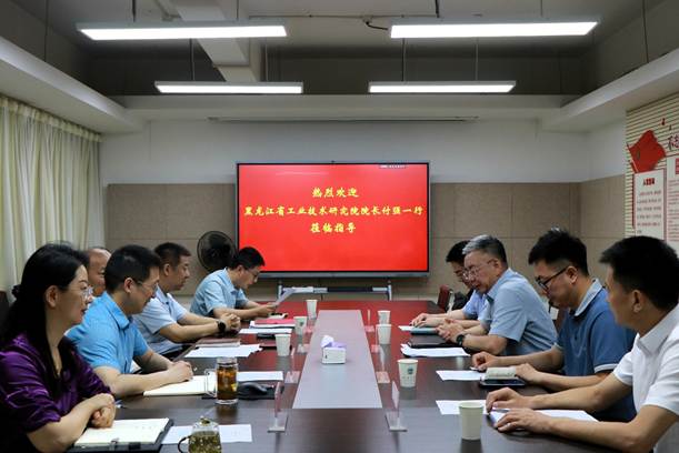 一群人在餐厅里吃东西 AI 生成的内容可能不正确。