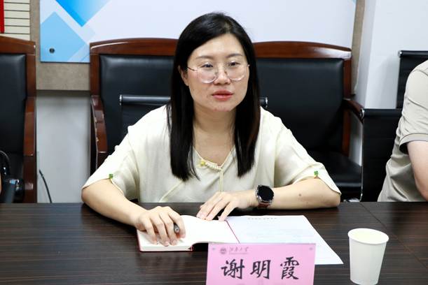 女人坐在桌子前 AI 生成的内容可能不正确。