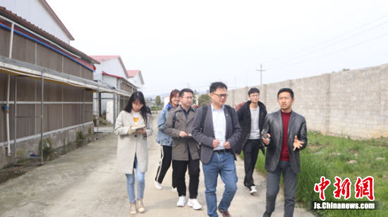 团队成员在织金调研过程中了解大棚项目。