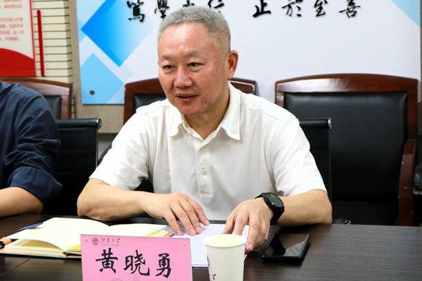 男人坐在桌子前 AI 生成的内容可能不正确。