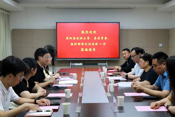 一群人坐在桌子前 AI 生成的内容可能不正确。