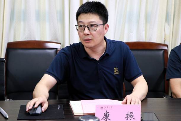 男人坐在桌子前 AI 生成的内容可能不正确。