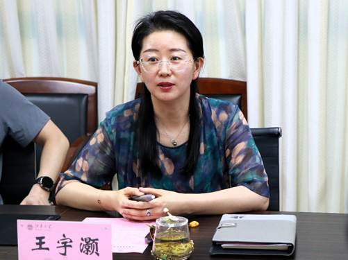 戴眼镜的女人在桌子前 AI 生成的内容可能不正确。